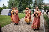 Духовенство на приходской территории в день освящения Тихоновского храма. 12 июня 2024 года.
