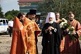 Встреча на приходской территории 12 июня 2024 года. На заднем плане — храм-колокольня Исаакия Далматского в строительных лесах.